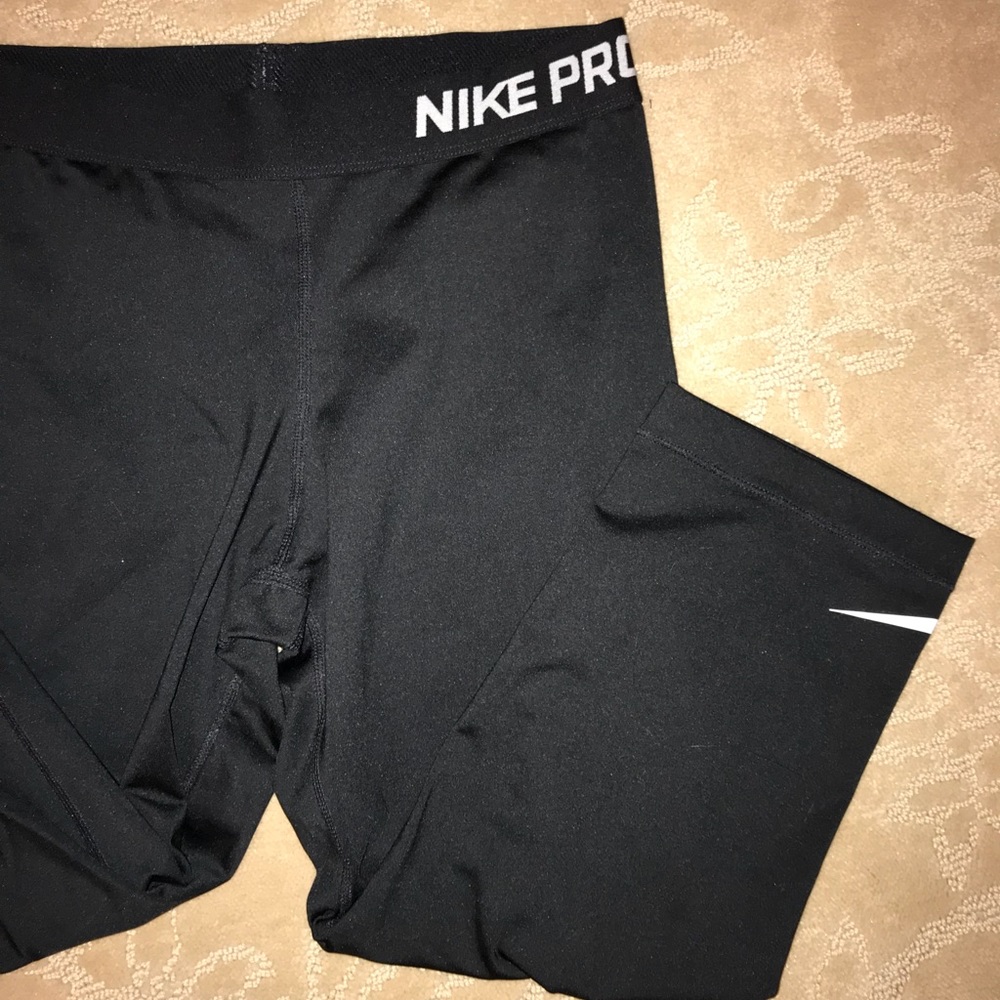 3/$50 🎉 Nike Black Dri Fit Capri Leggings 🏃🏻‍♀️